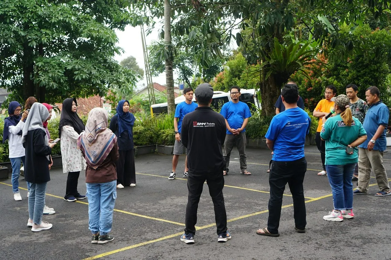 Peserta pelatihan berkumpul untuk kegiatan di luar ruangan