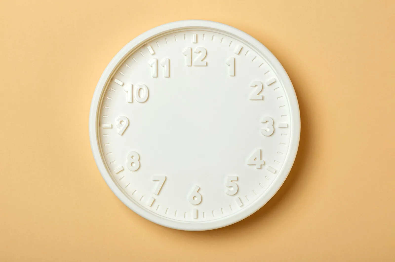 Jam dinding putih