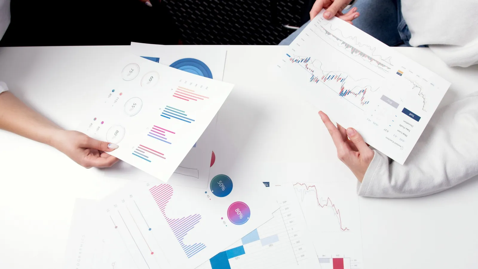 Dokumen grafik dan diagram di meja