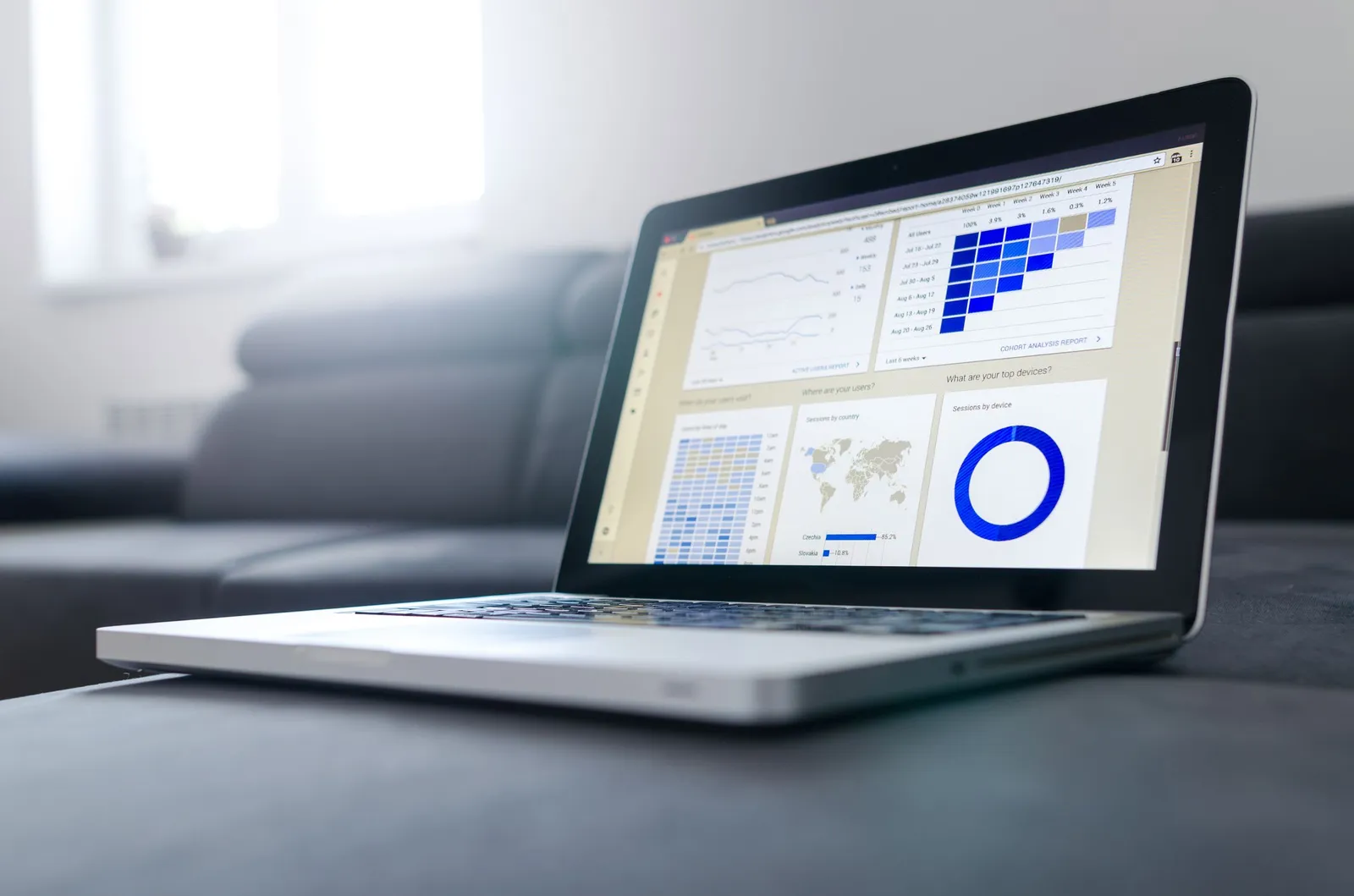 Laptop menampilkan dasbor data