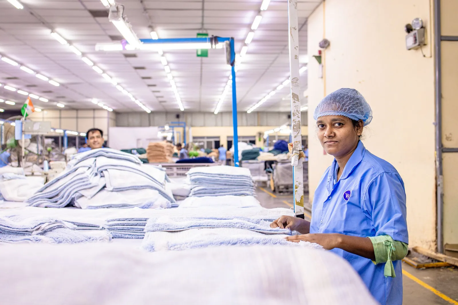 Pekerja pabrik tekstil di area produksi