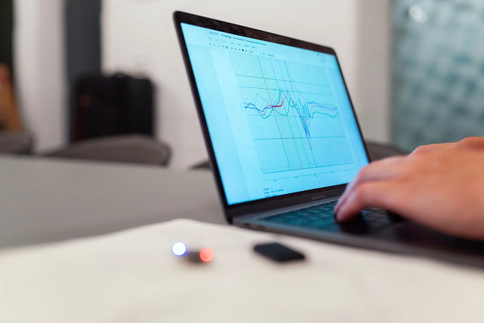 Grafik data di layar laptop