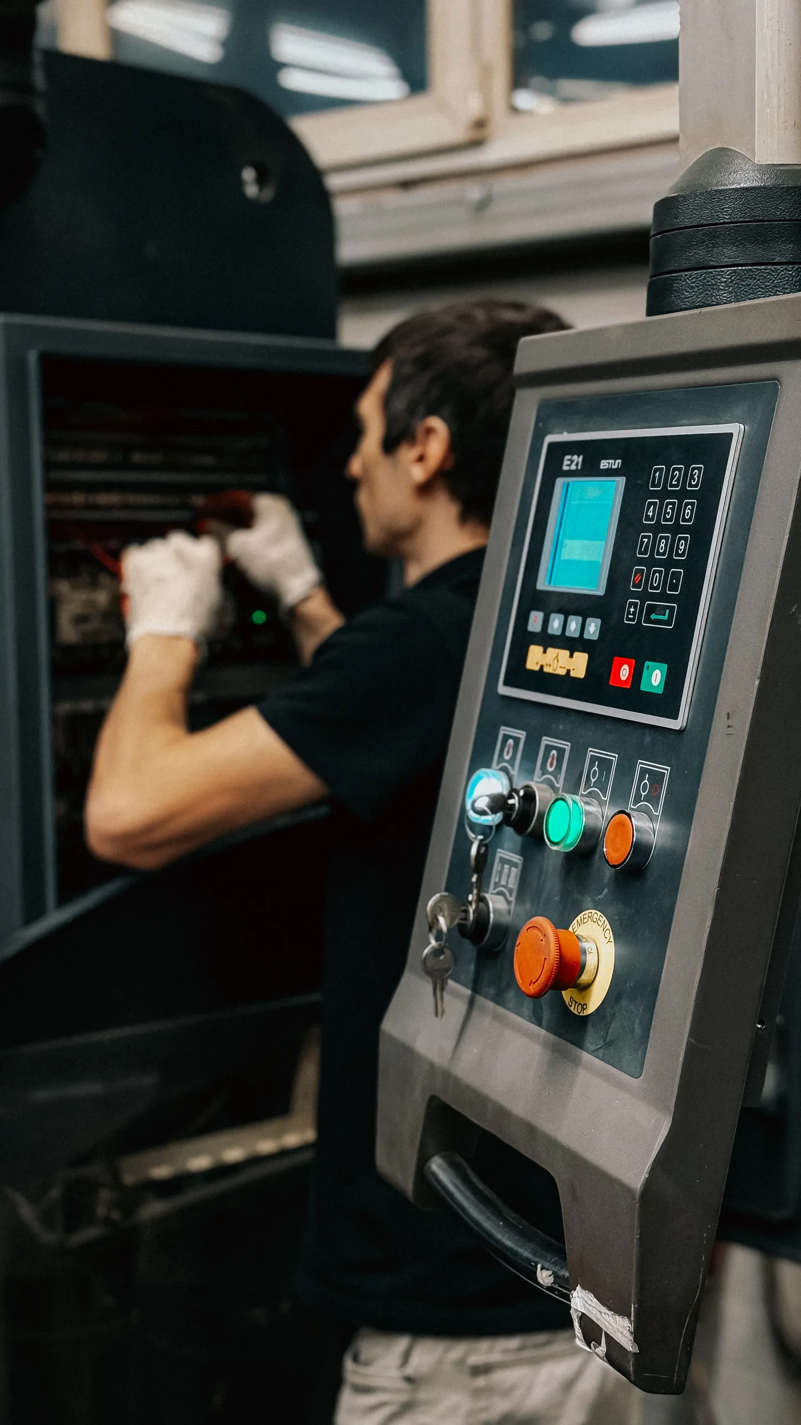 Operator mengatur panel kendali mesin