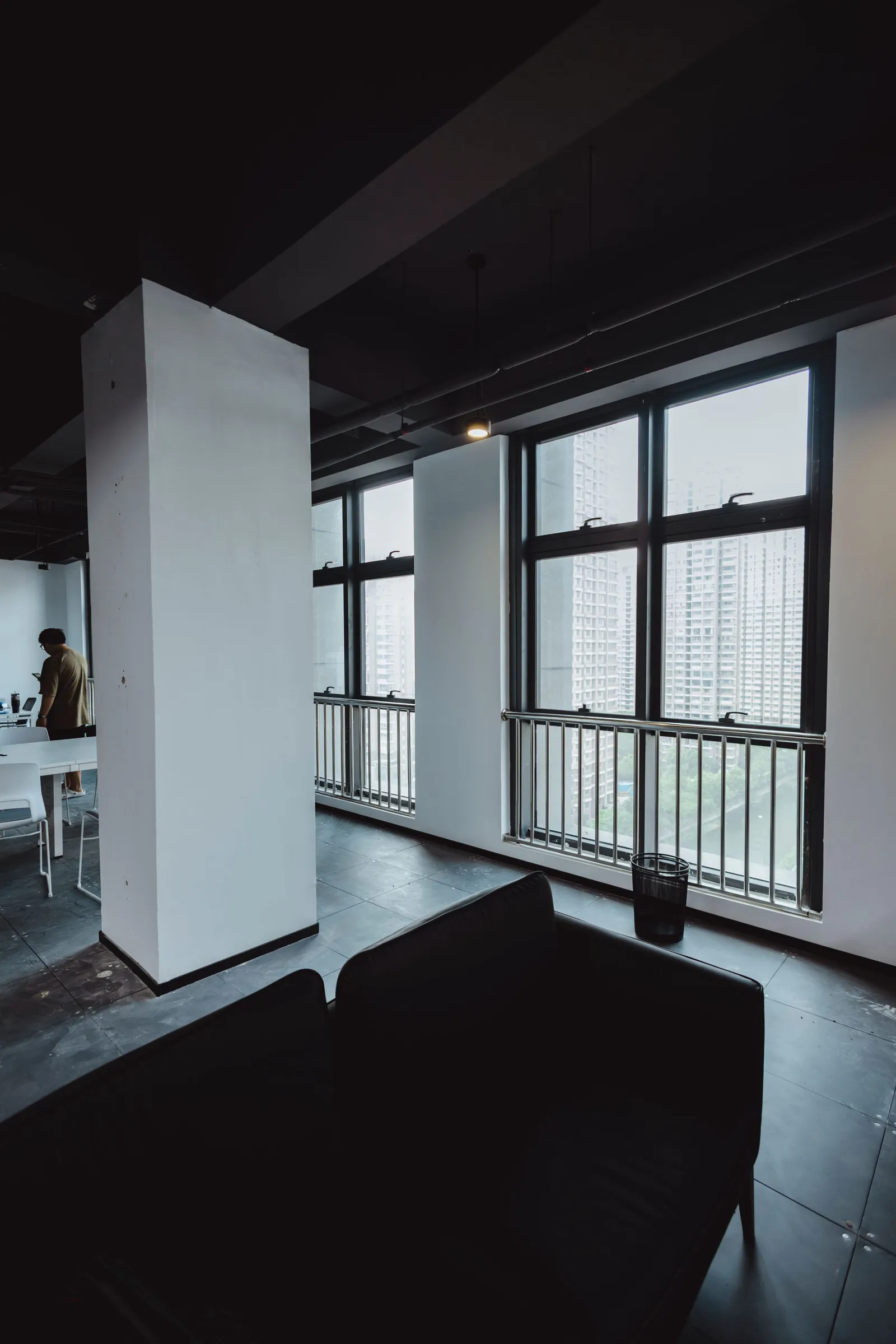 Ruang kantor dengan jendela besar
