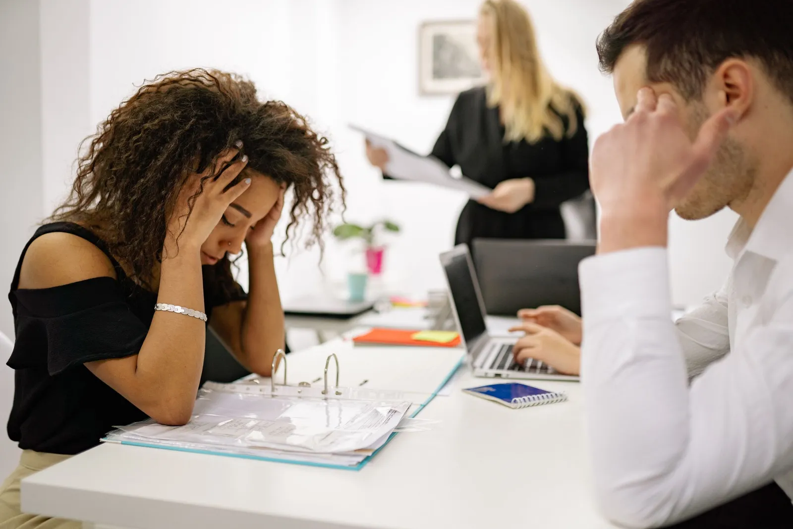 Perempuan tertekan di kantor