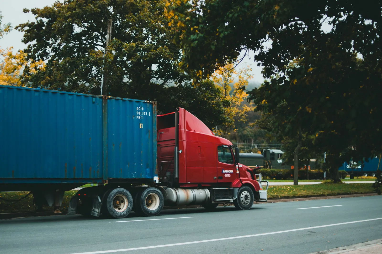 Truk mengangkut peti kemas