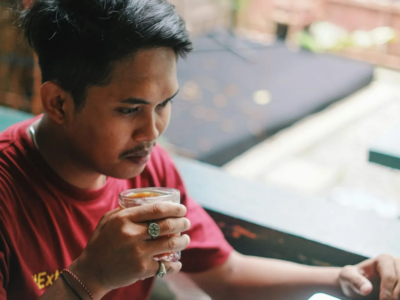 Peserta bekerja dengan laptop sambil minum