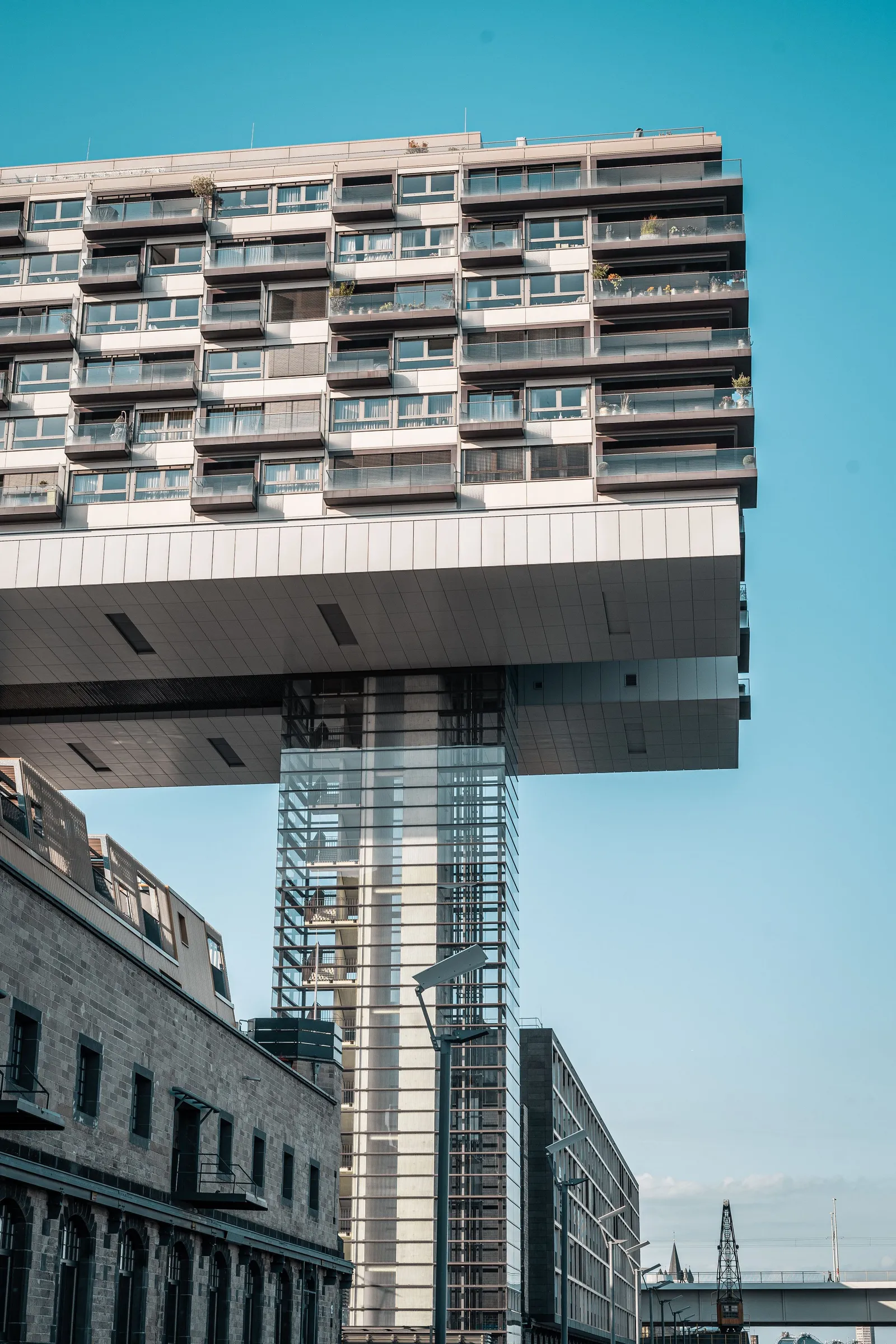 Gedung hunian modern berstruktur menggantung