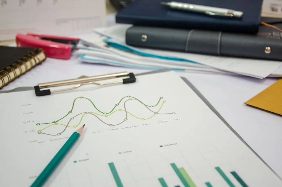 Grafik garis dan batang anggaran di atas meja kerja