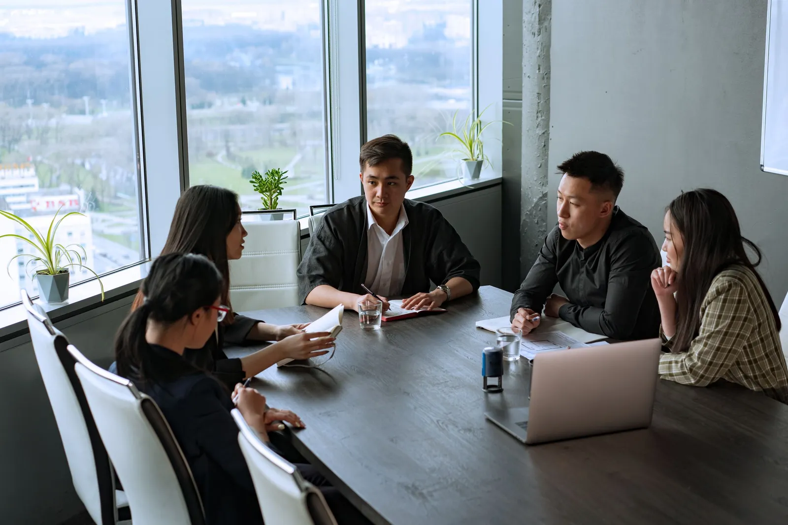 Rapat tim di kantor modern