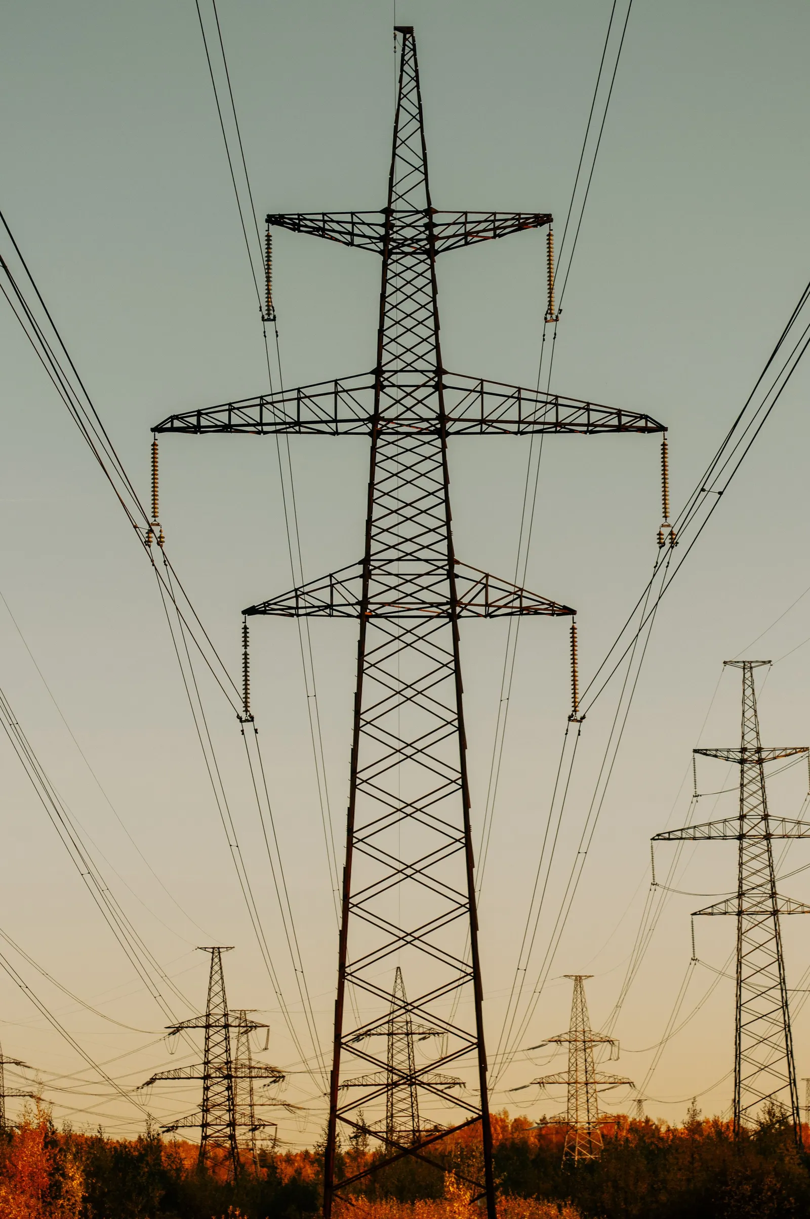 Menara dan kabel listrik tegangan tinggi