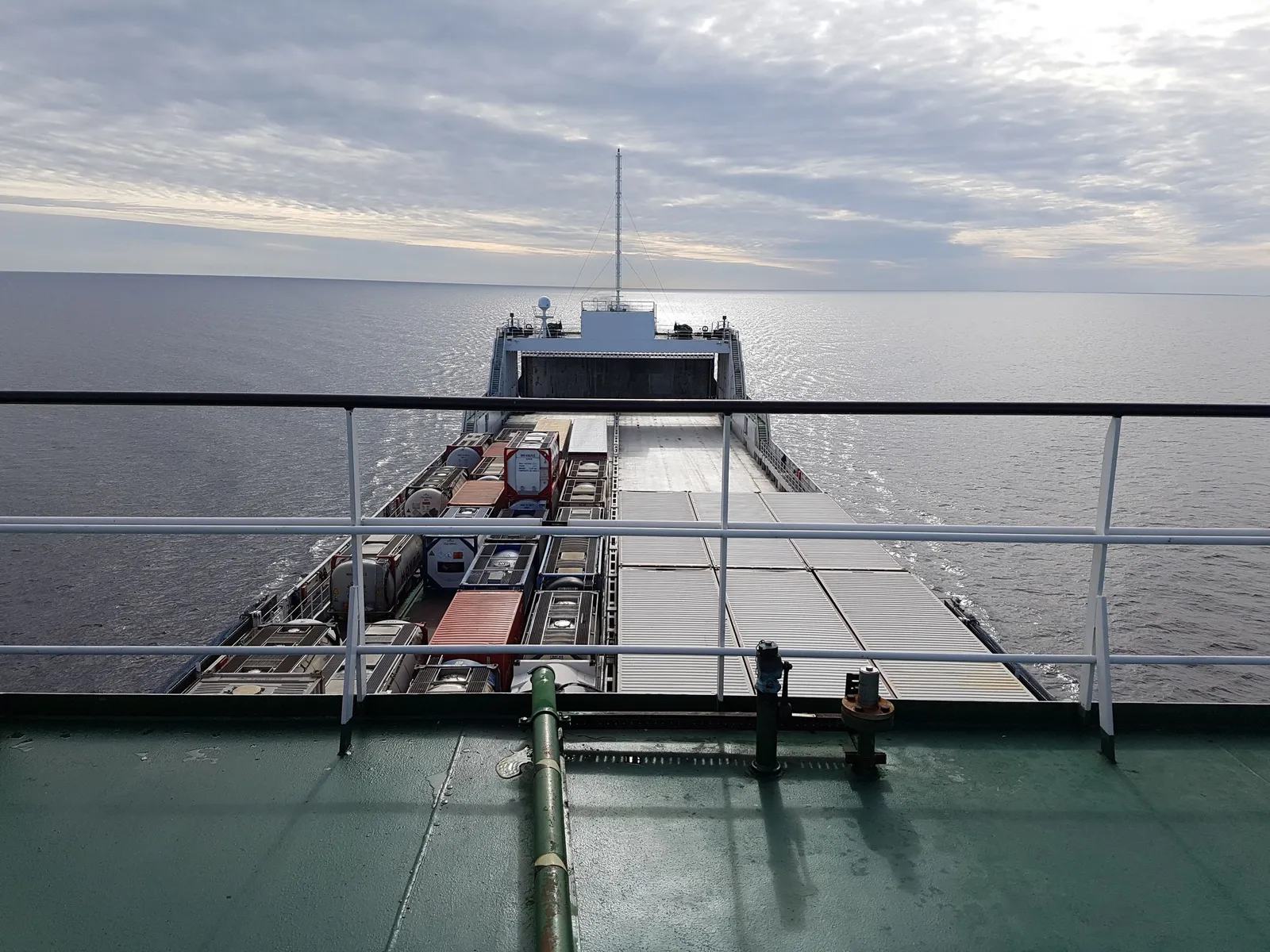 Pemandangan dek kapal kargo menghadap laut dari anjungan