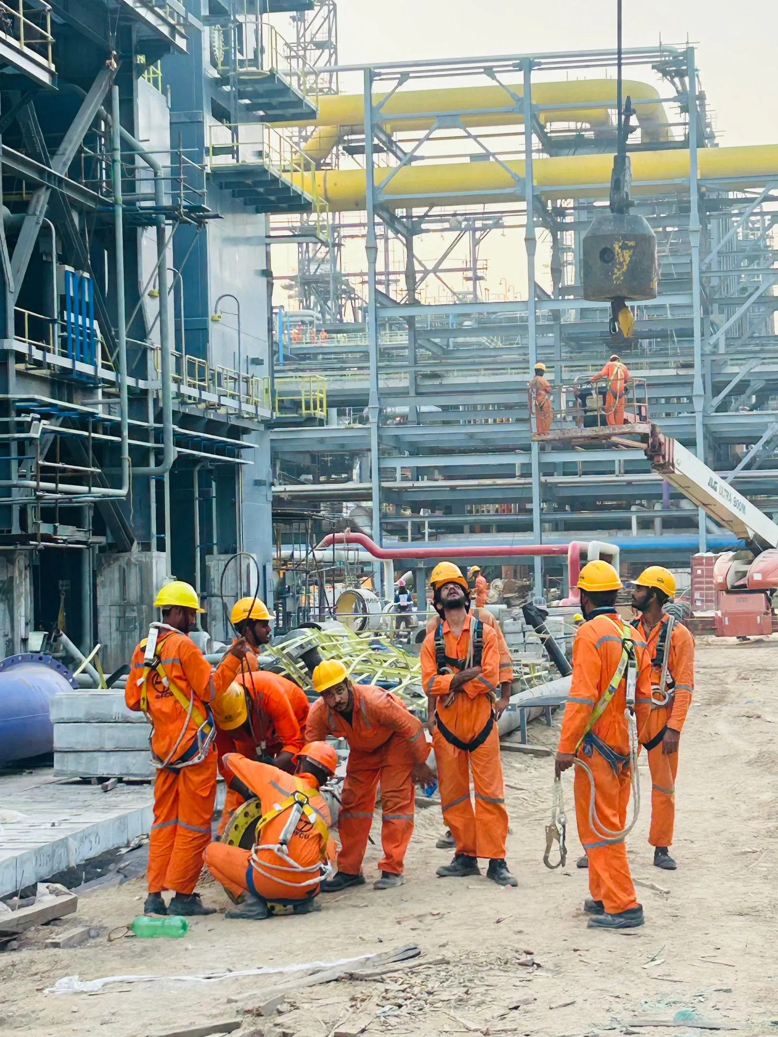 Pekerja proyek di lokasi industri