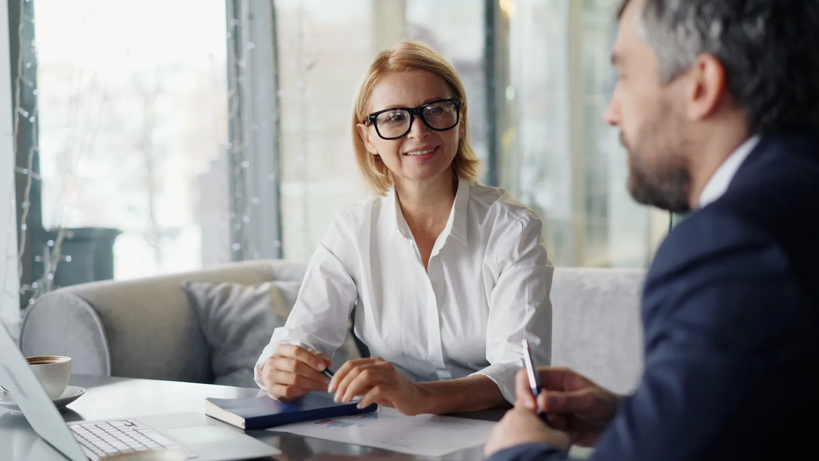 Dua profesional berdiskusi di kantor