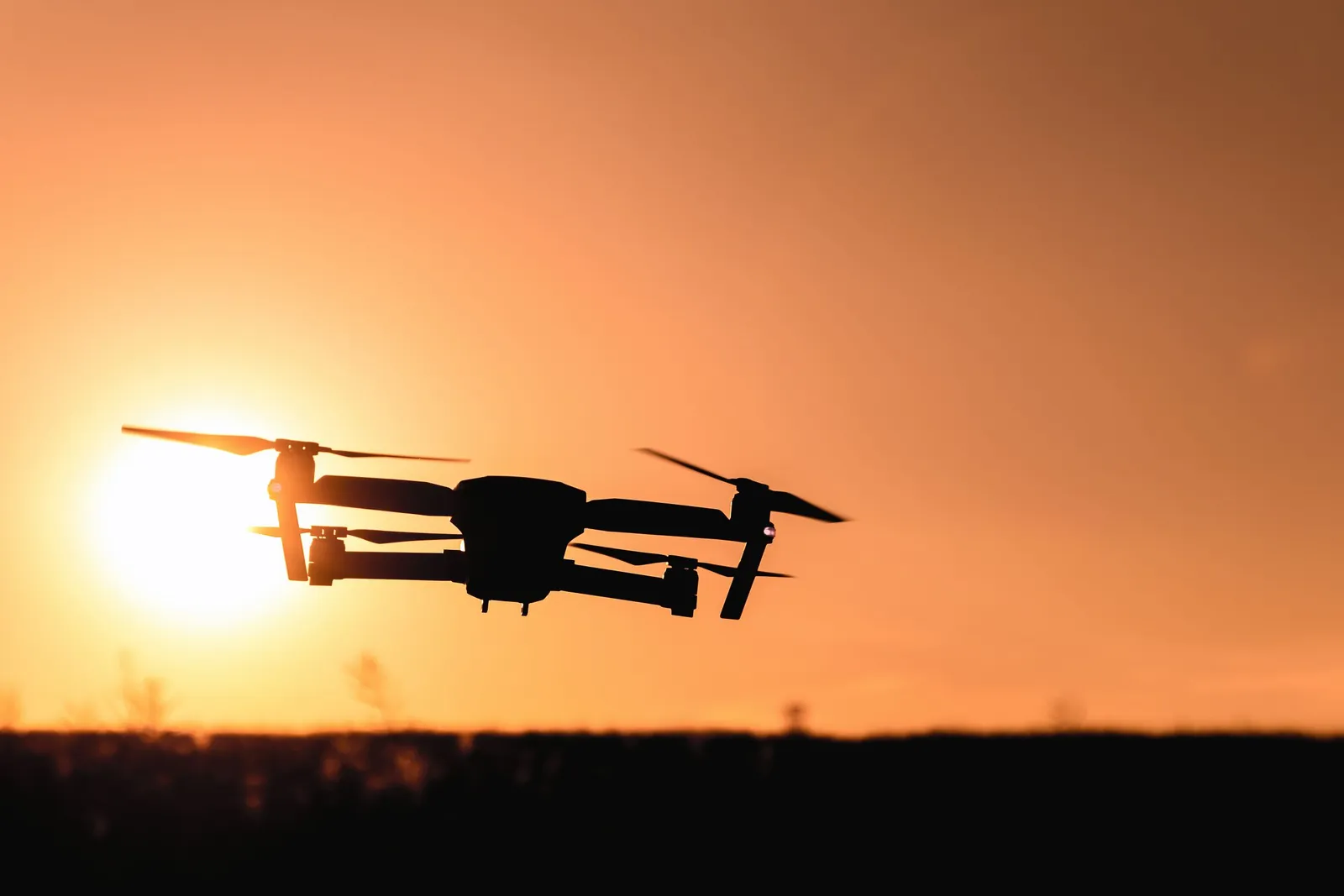 Siluet drone saat matahari terbenam
