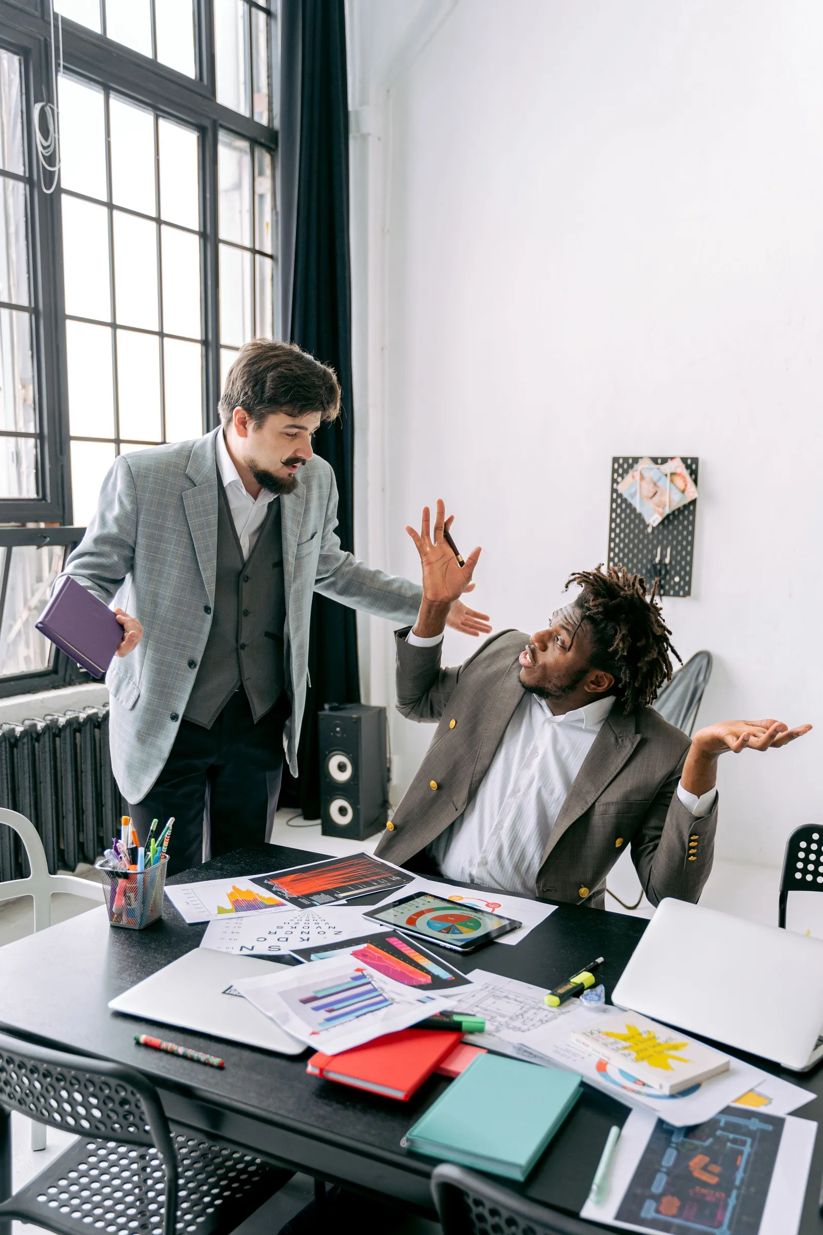 Dua pria berselisih di kantor