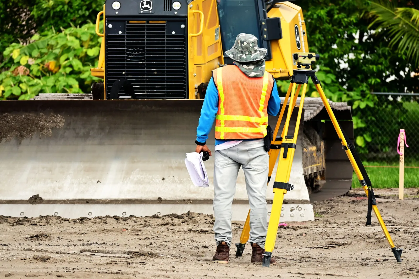 Juru ukur mengoperasikan total station di lokasi proyek