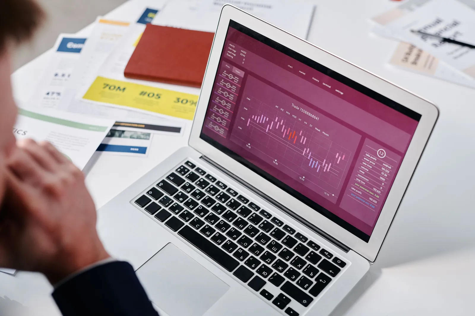 Grafik keuangan di layar laptop