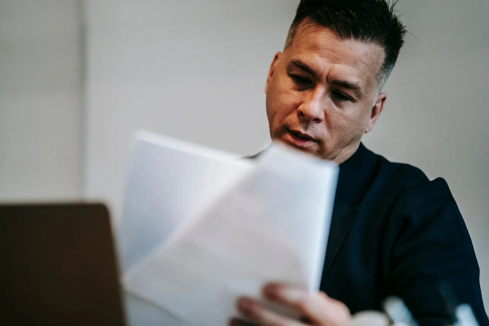 Pria memeriksa dokumen dengan serius