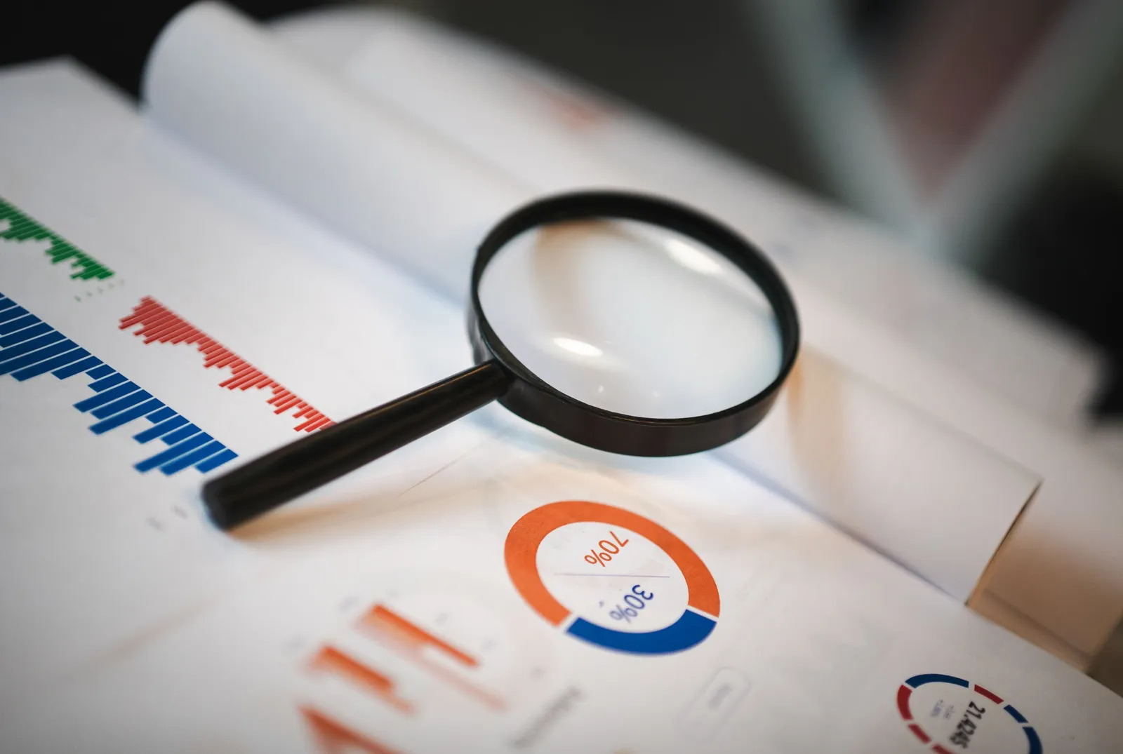 Kaca pembesar di atas laporan grafik