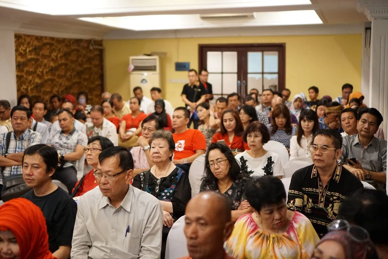 Peserta pelatihan menyimak materi di ruang seminar yang penuh