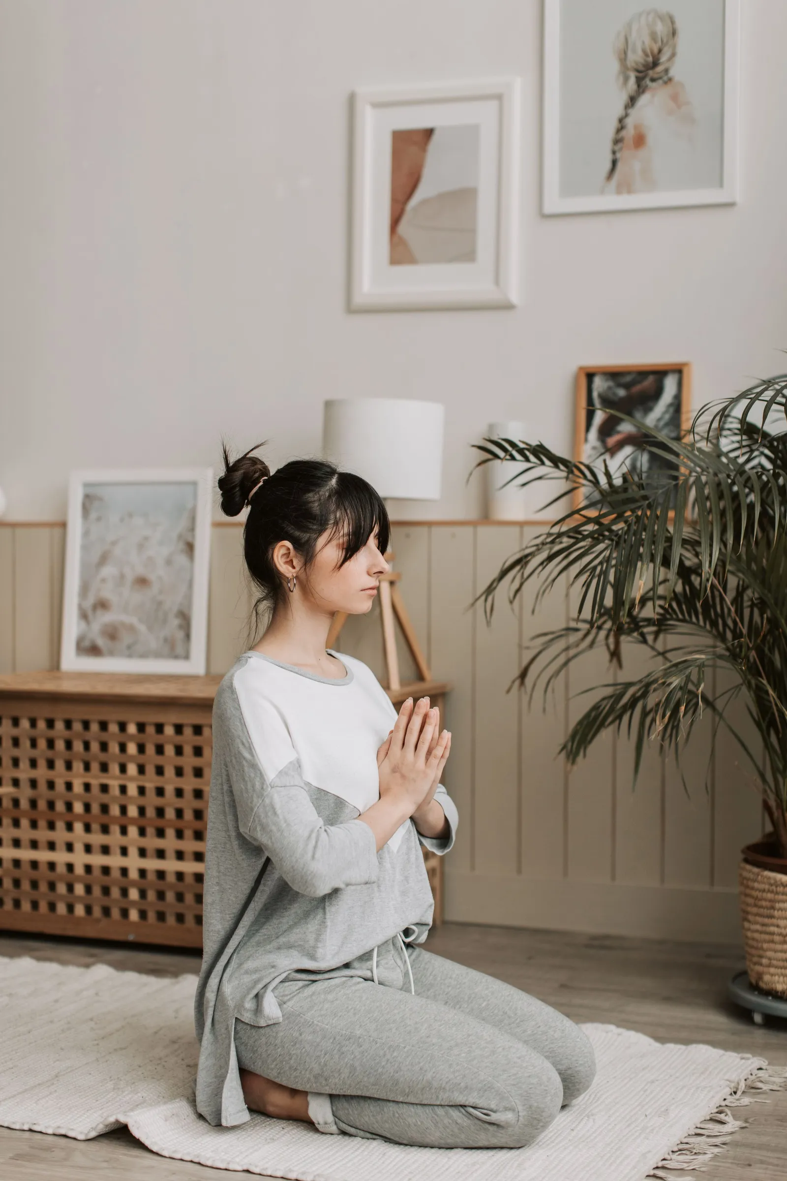 Perempuan bermeditasi di rumah