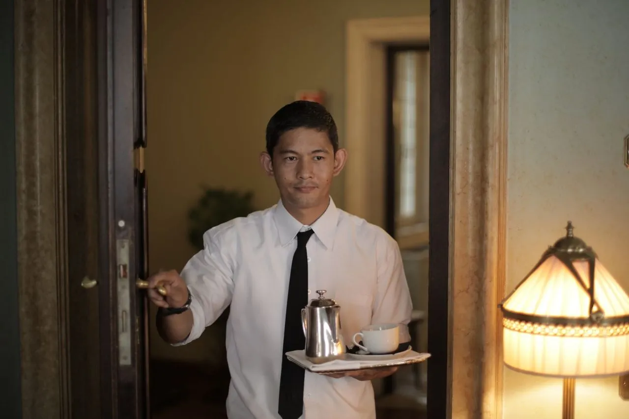 Pramusaji hotel mengantar kopi ke kamar tamu