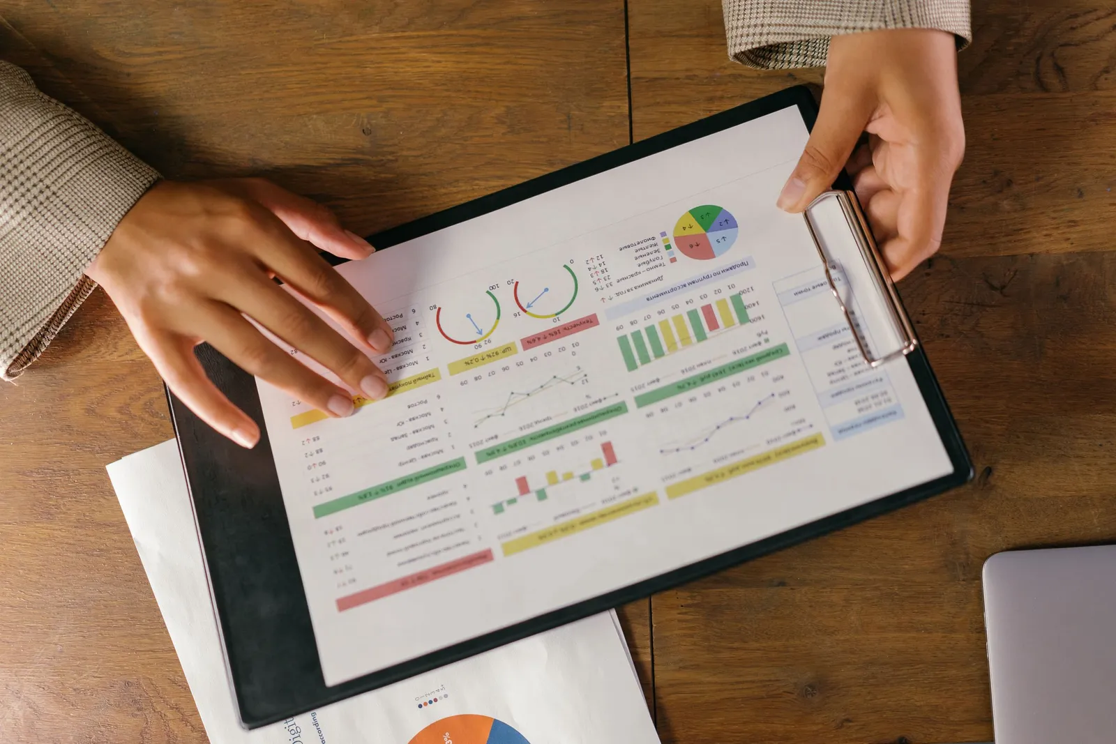 Laporan grafik kinerja di papan klip
