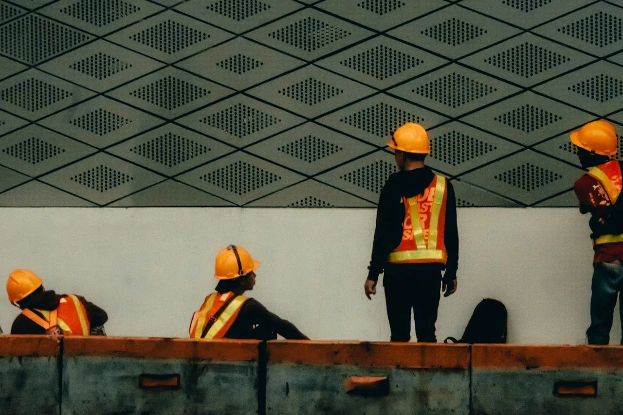 Pekerja konstruksi berhelm di lokasi proyek gedung