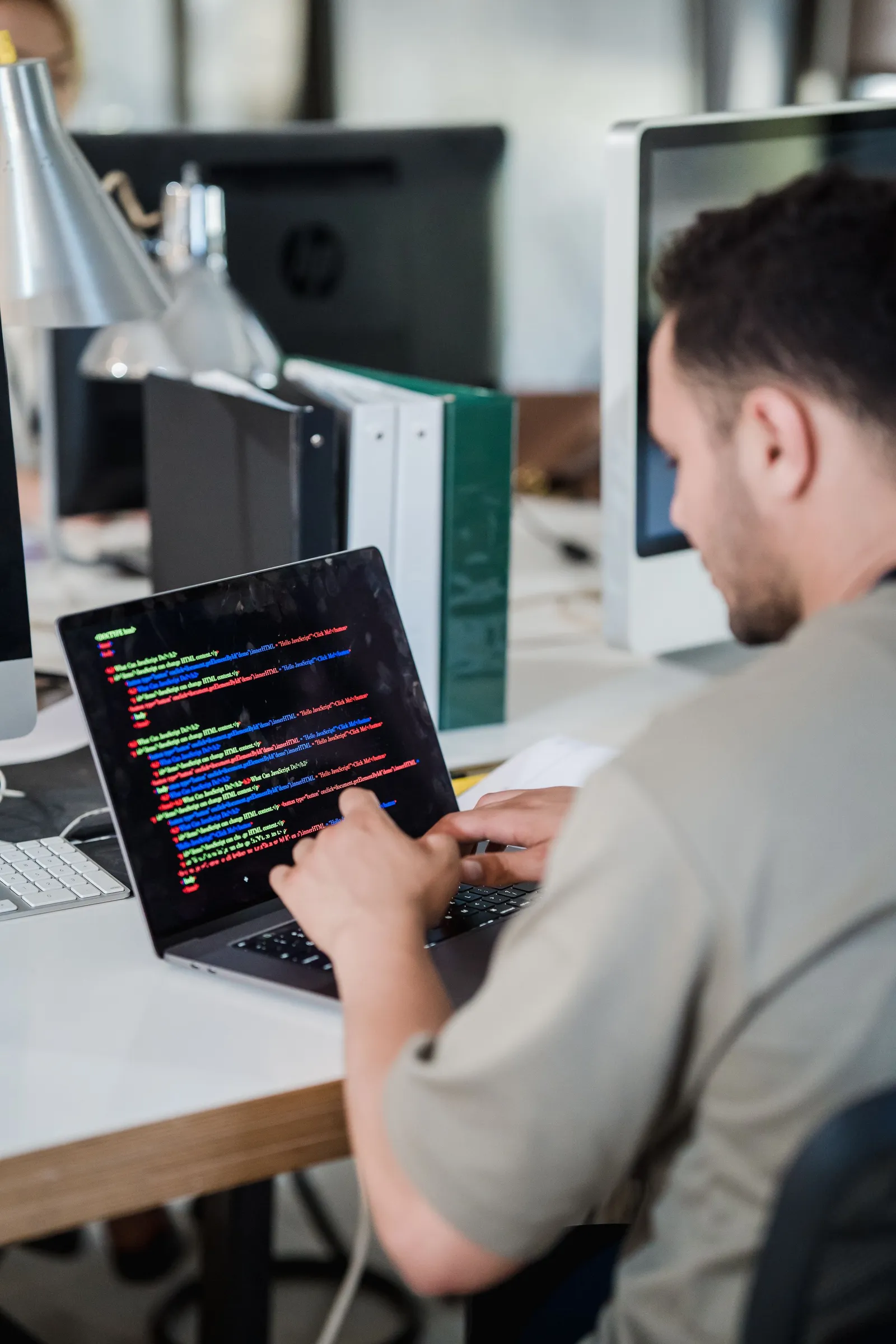 Pemrogram mengetik kode di laptop