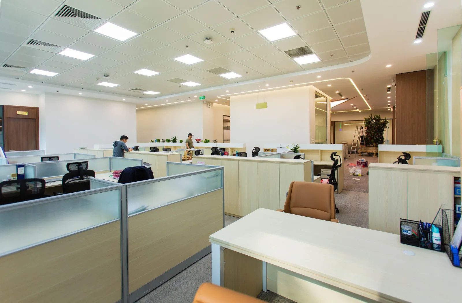Ruang kantor modern dengan meja bersekat