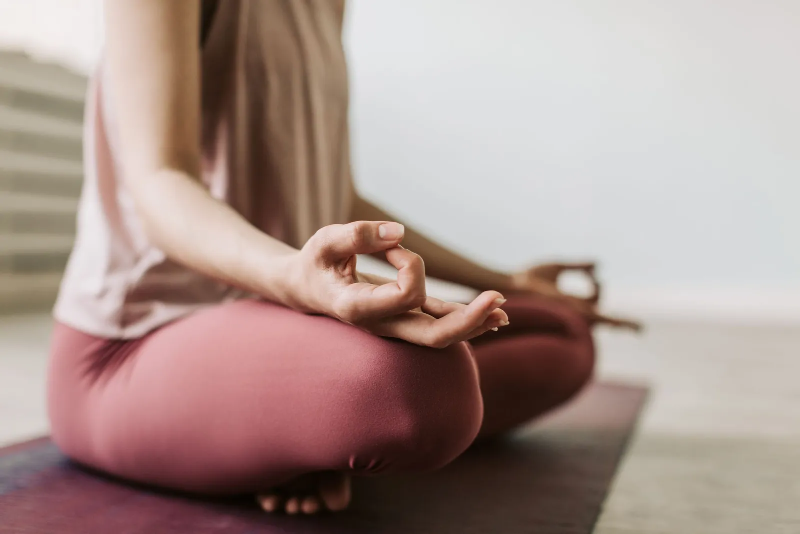 Posisi meditasi duduk bersila