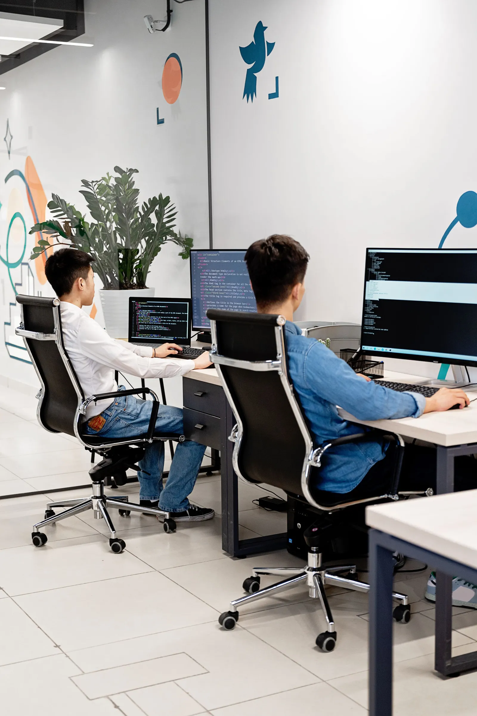Tim pengembang bekerja di depan komputer di kantor