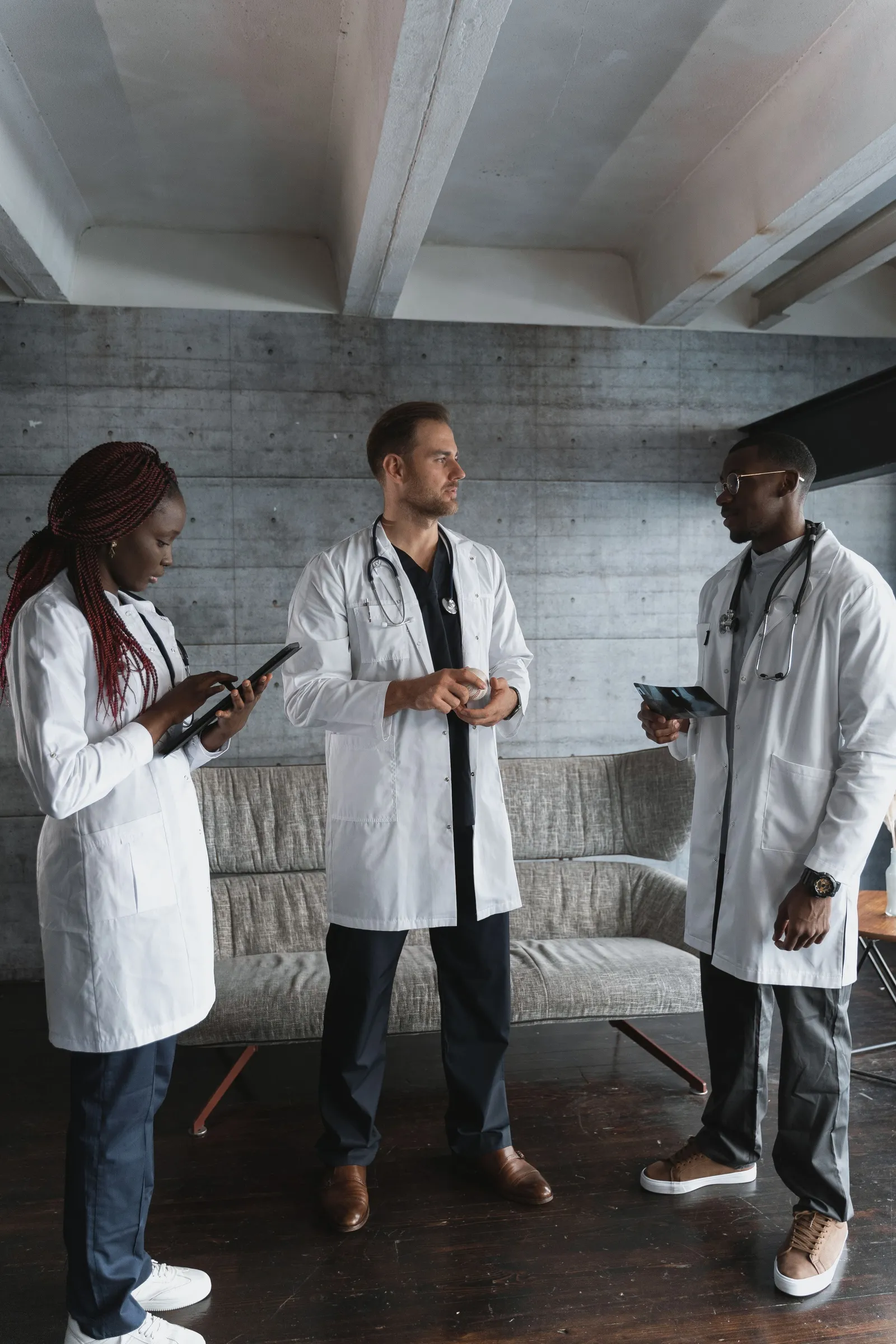 Tim dokter berdiskusi