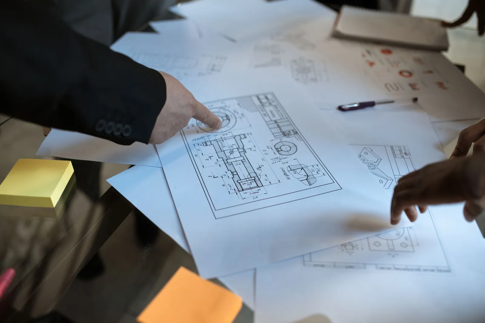 Menunjuk rencana proyek pada gambar kerja