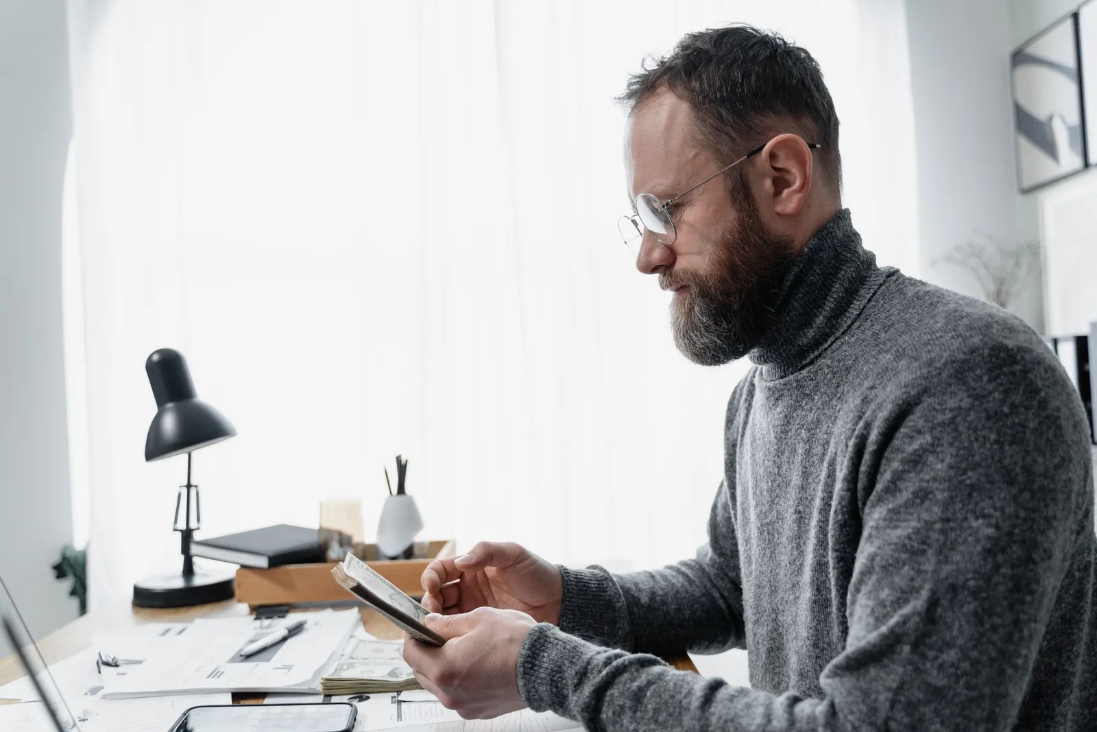 Pria meninjau dokumen di kantor