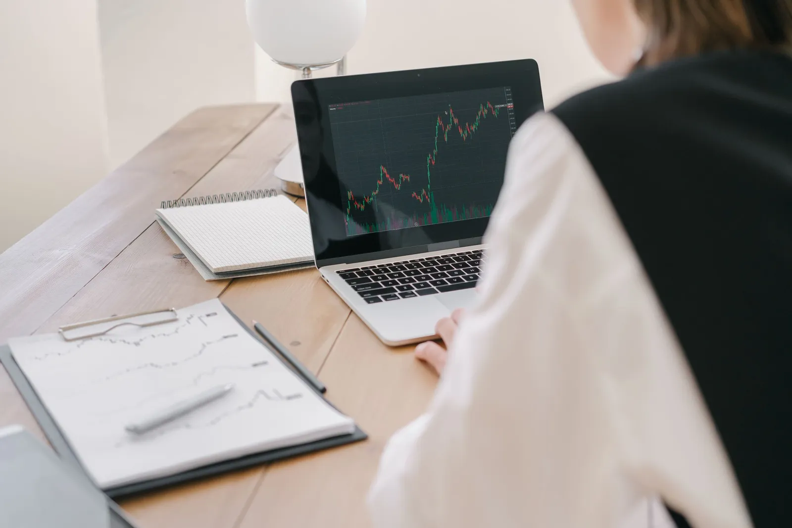 Perempuan melihat grafik di laptop