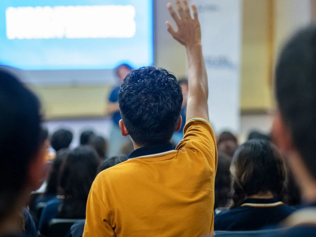 Peserta seminar mengangkat tangan untuk bertanya