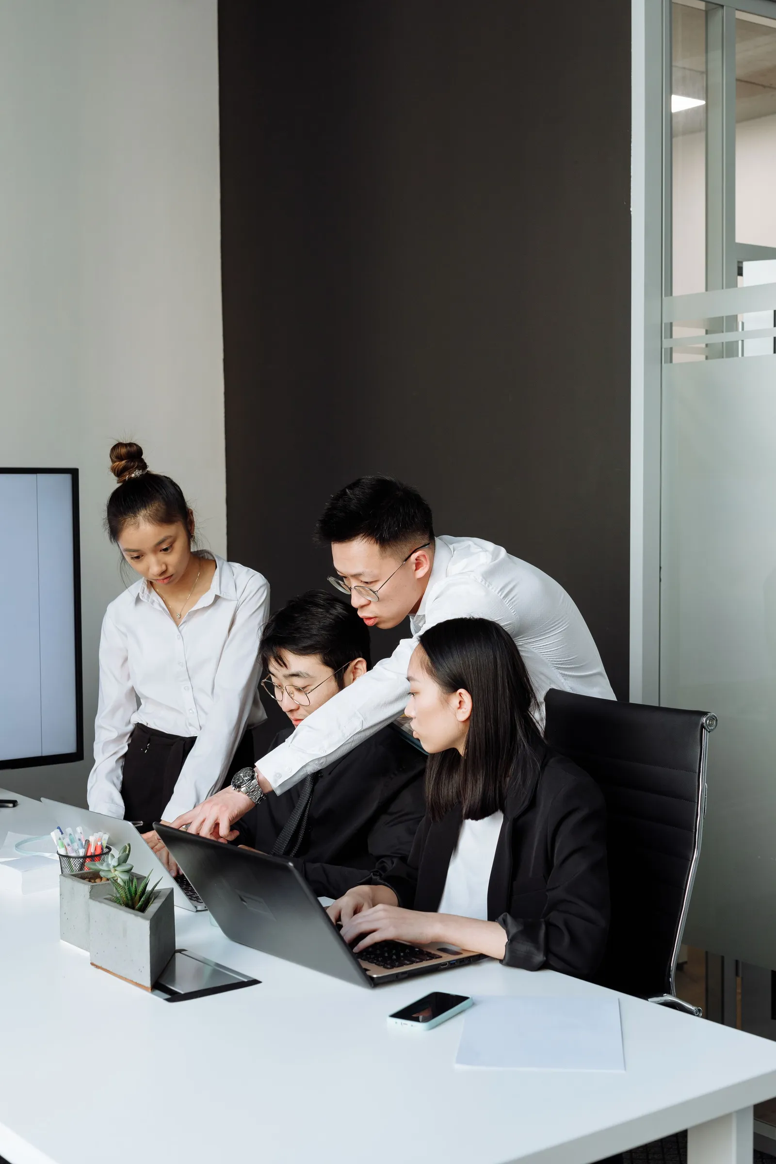 Tim kantor melihat laptop bersama