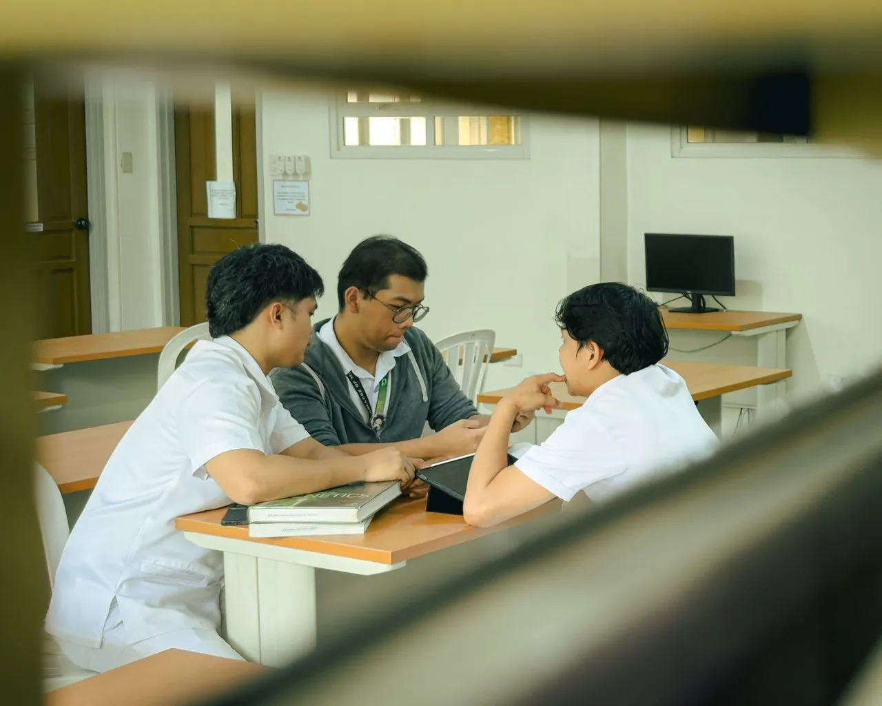Peserta berdiskusi mengerjakan tugas kelompok di ruang kelas
