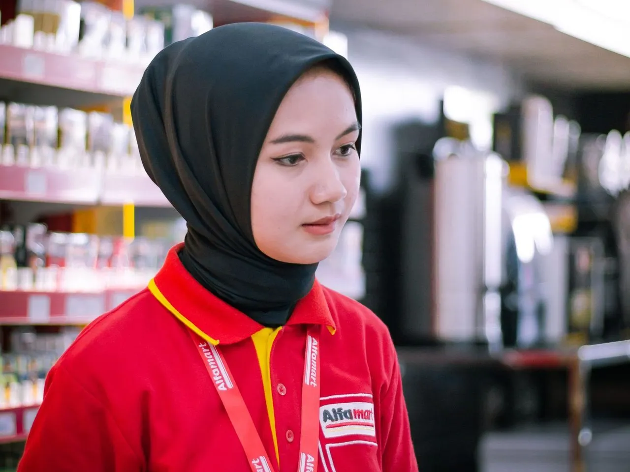 Kasir berhijab melayani di toko swalayan