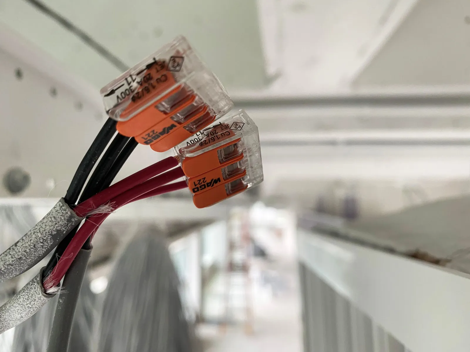 Sambungan kabel listrik dengan konektor