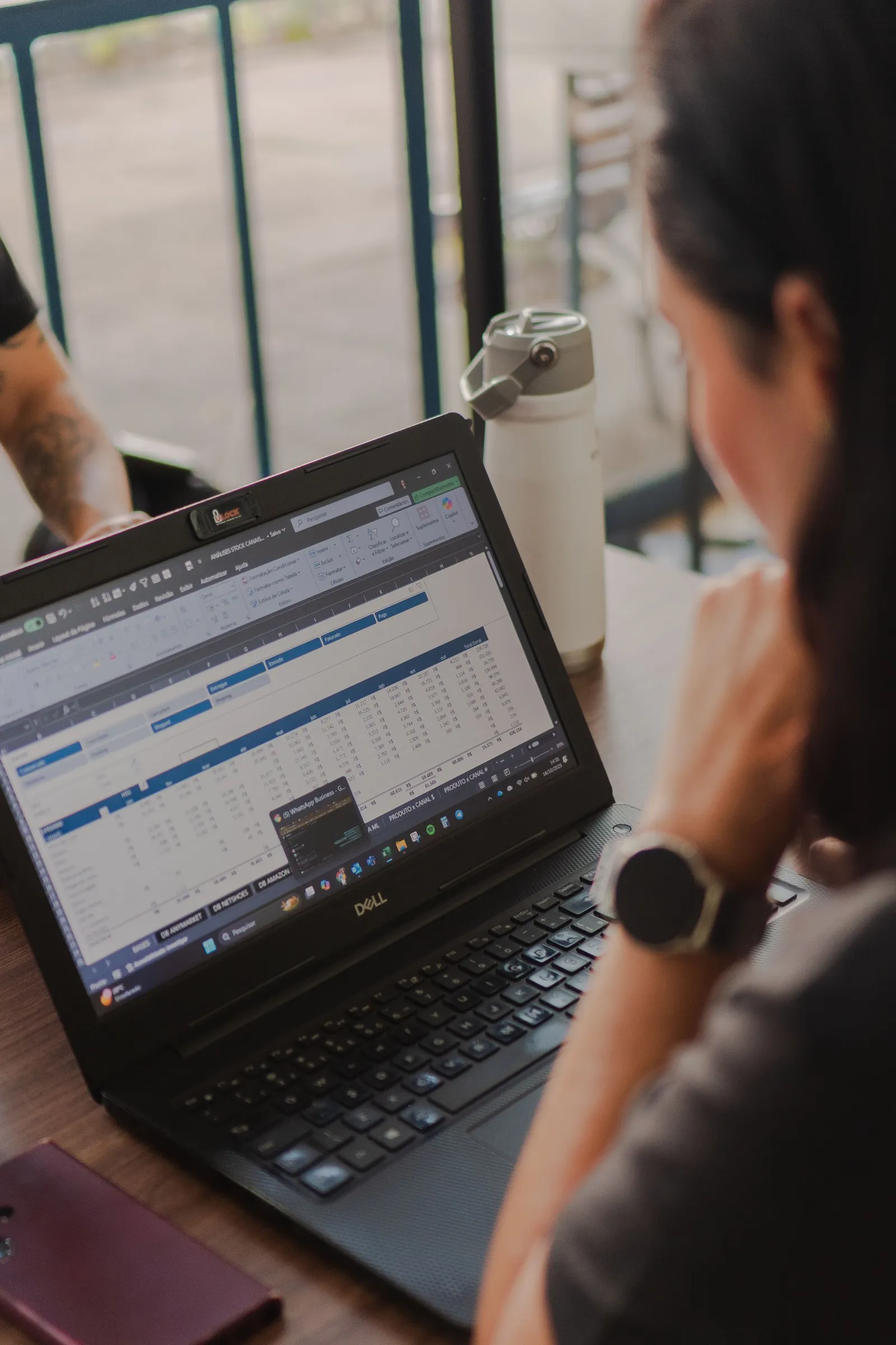 Lembar data di layar laptop