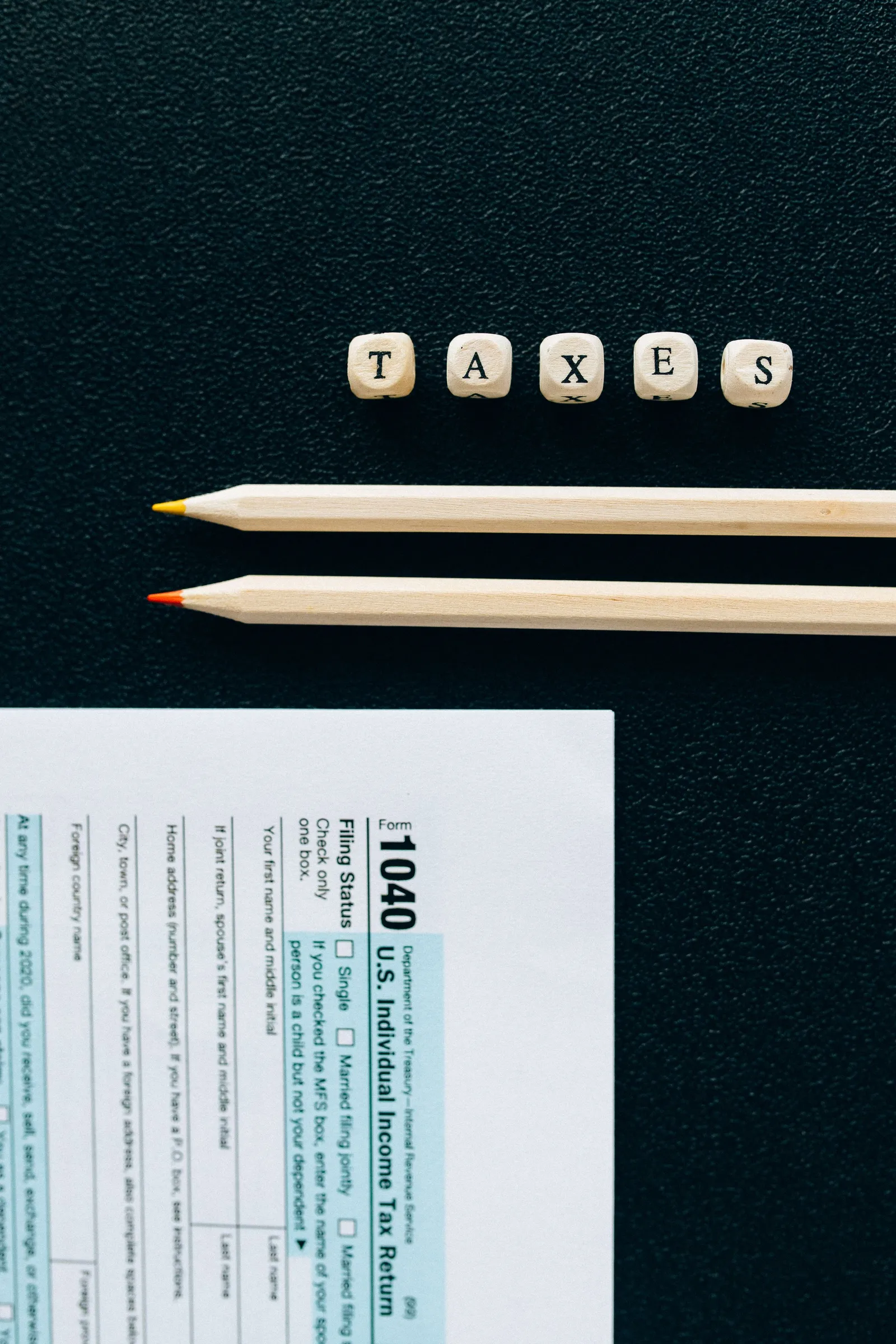Formulir dan pensil di atas meja