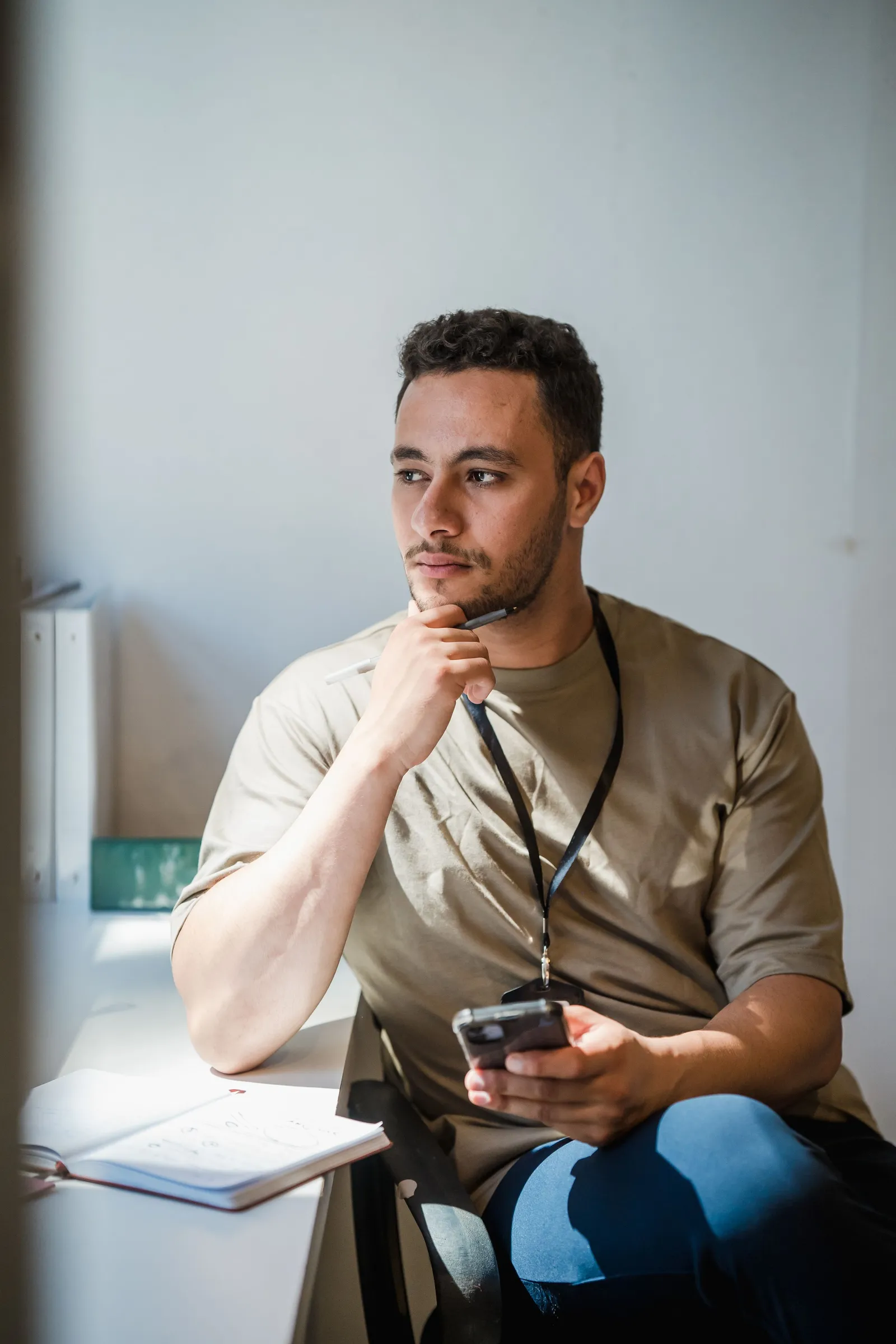 Pria merenung di meja kantor