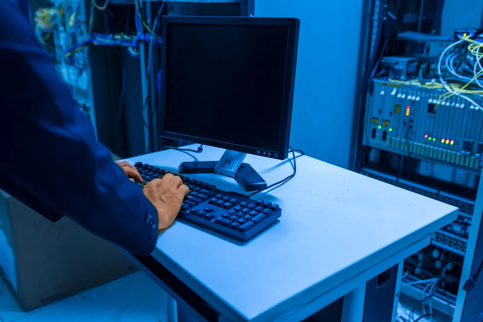 Teknisi TI bekerja di ruang server