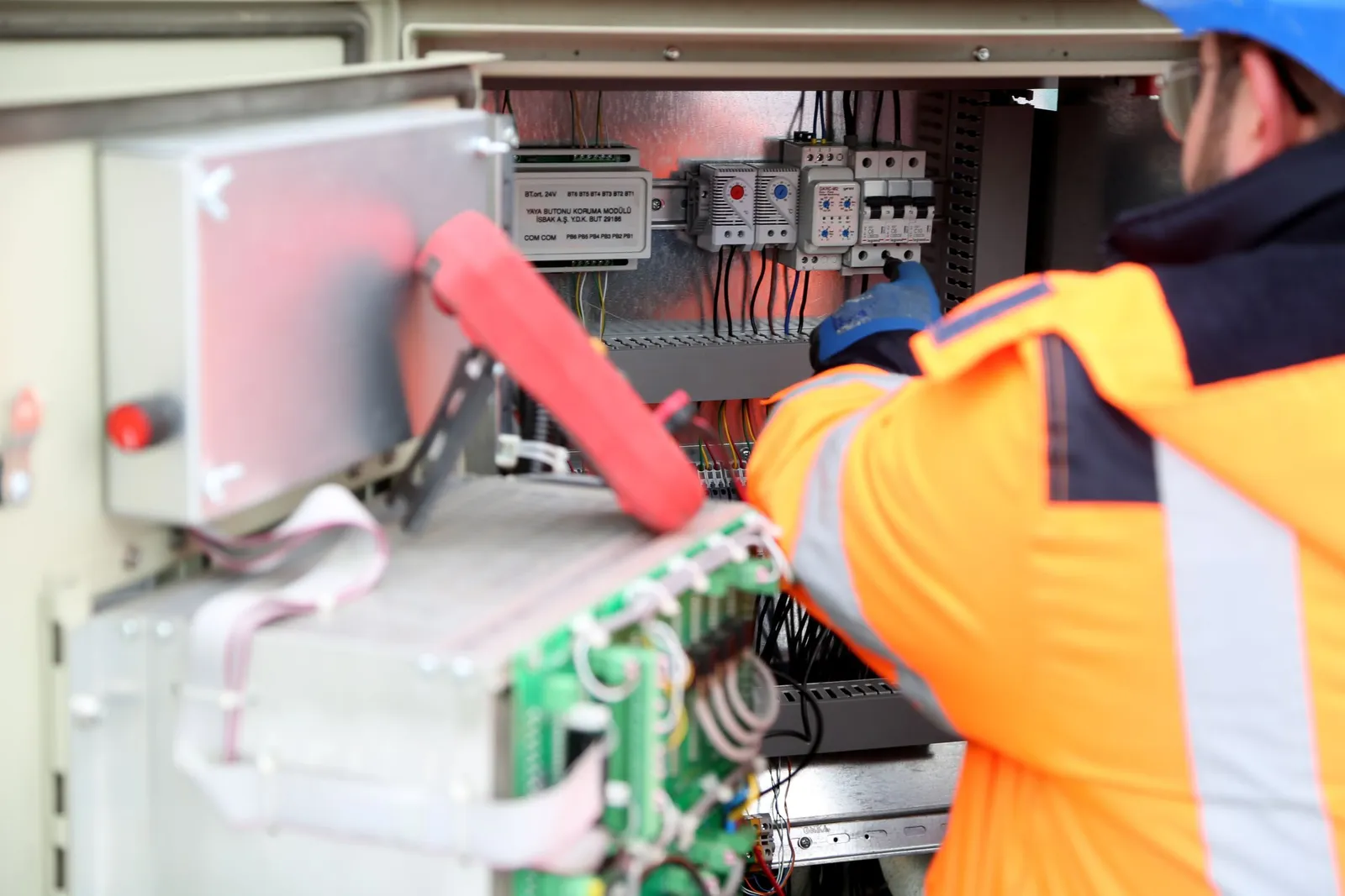 Teknisi memeriksa unit inverter