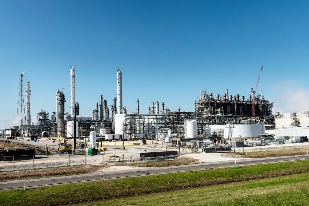 Kompleks kilang minyak dan gas di siang hari