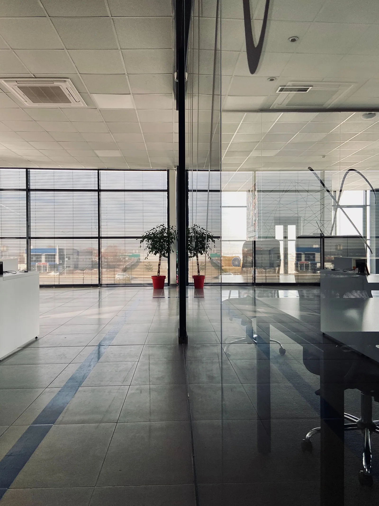 Interior kantor dengan dinding kaca