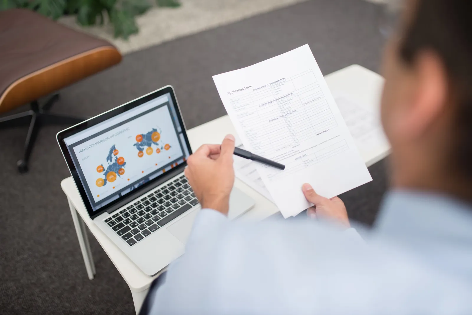 Memeriksa formulir di depan laptop